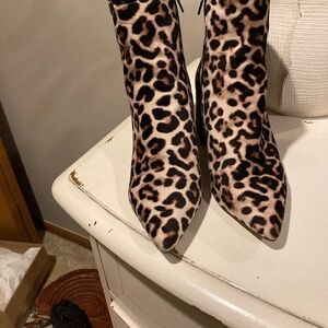 Steve Madden size 6 leopard booties